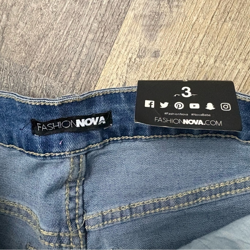 Fashion nova size 3 capri style distressed jeans - Picture 7 of 11